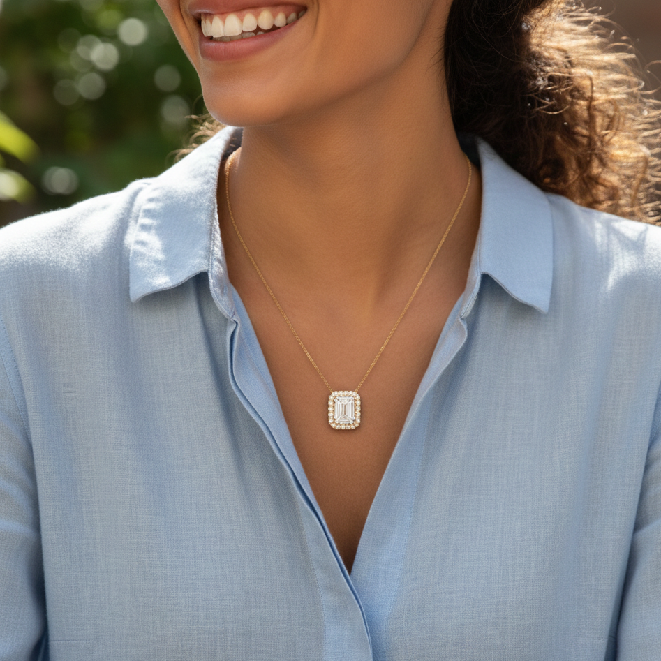 Emerald pendant halo solitarire