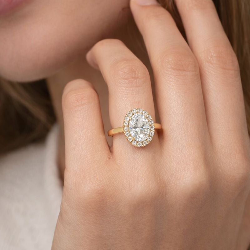 Oval halo ring