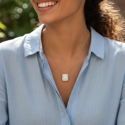 Emerald pendant halo solitarire