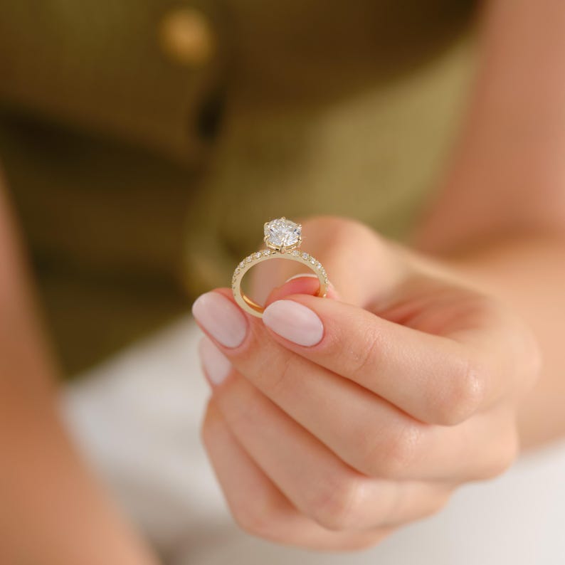 Round Brilliant Cut Diamond pavé ring