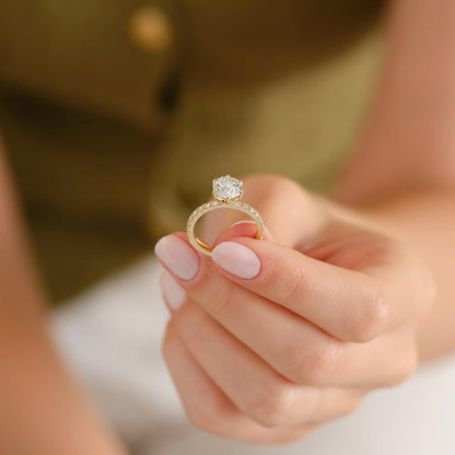 Round Brilliant Cut Diamond pavé ring